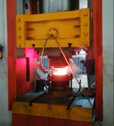 1000噸電動螺旋壓力機齒形聯(lián)軸器鍛造現場